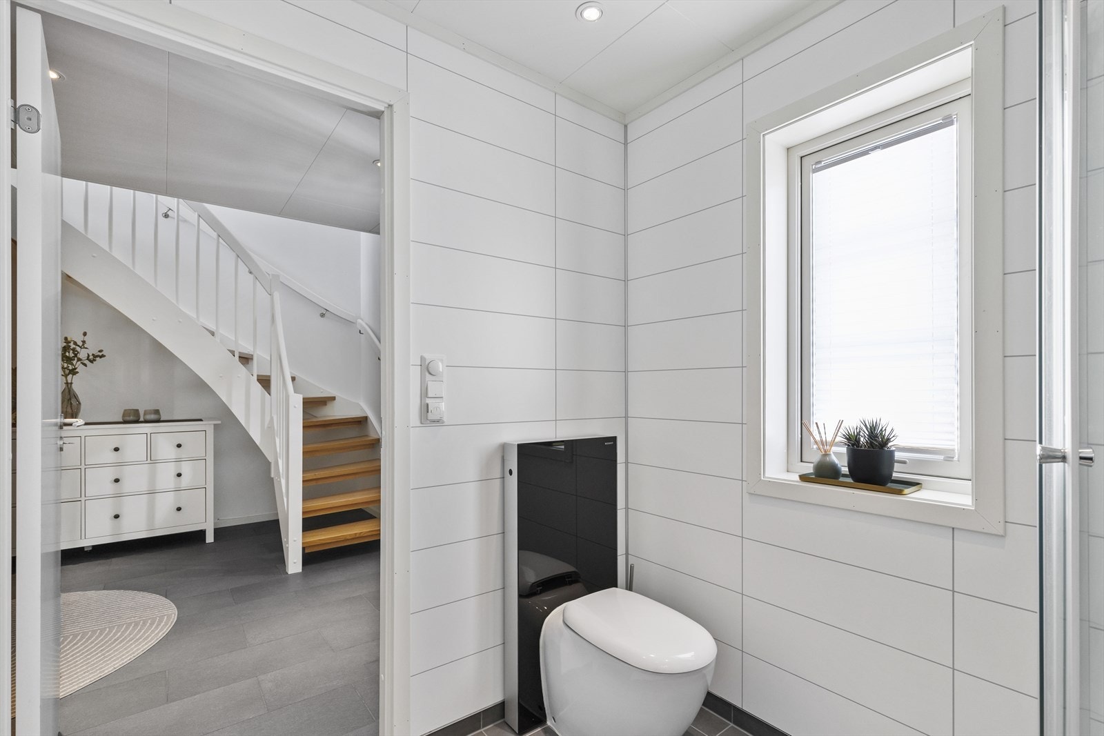 Bad i 1.etasje har dusjkabinett Gerberit toalett. Galleribilde