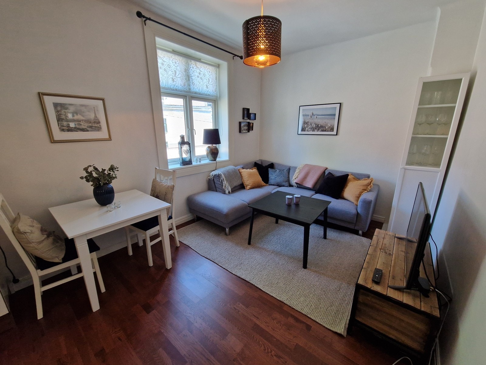 Åpen kjøkken/stue løsning med plass til spisebord og sittegruppe Galleribilde