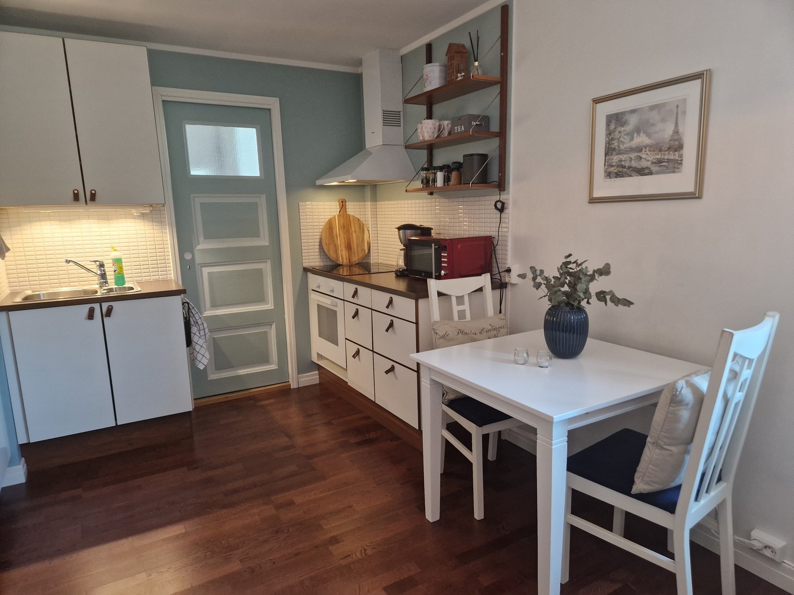 Pent kjøkken med god skapplass. Integrert komfyr og kombiskap Galleribilde