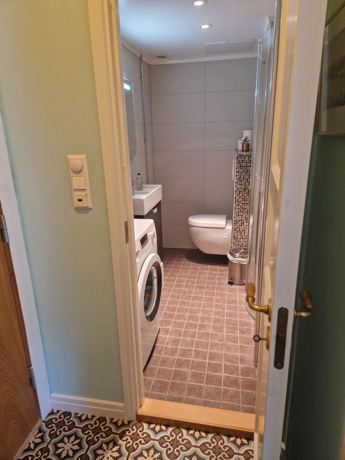 Pent flislagt bad med varme i gulv og vaskemaskin Galleribilde