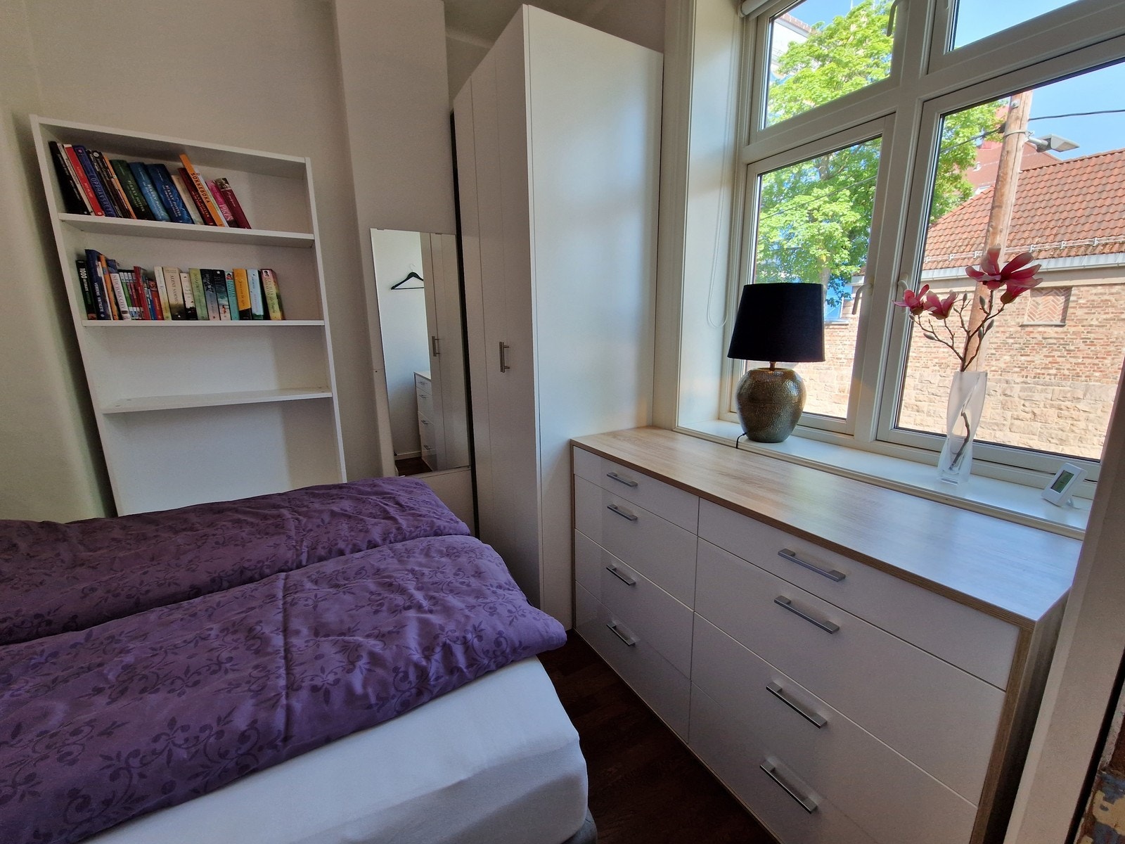 Plass til garderobeskap og dobbeltseng Galleribilde