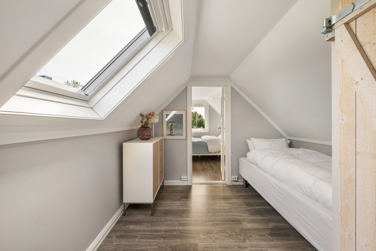 Rommet er i dag innredet som soverom og har praktisk kneloft for oppbevaring. Galleribilde