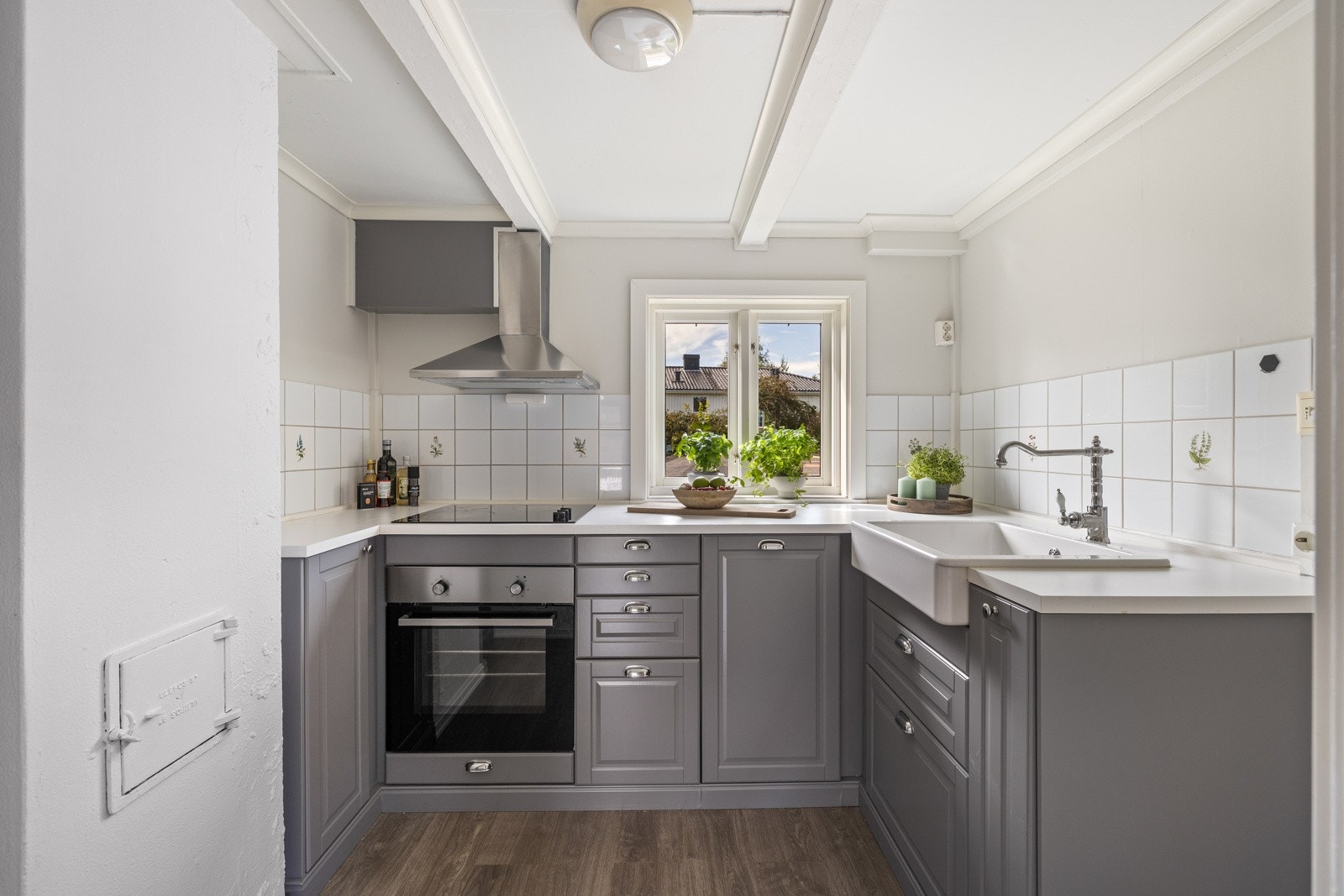 Kjøkken er i et eget rom og plassen er godt utnyttet. Innredningen er skiftet i 2020. Galleribilde