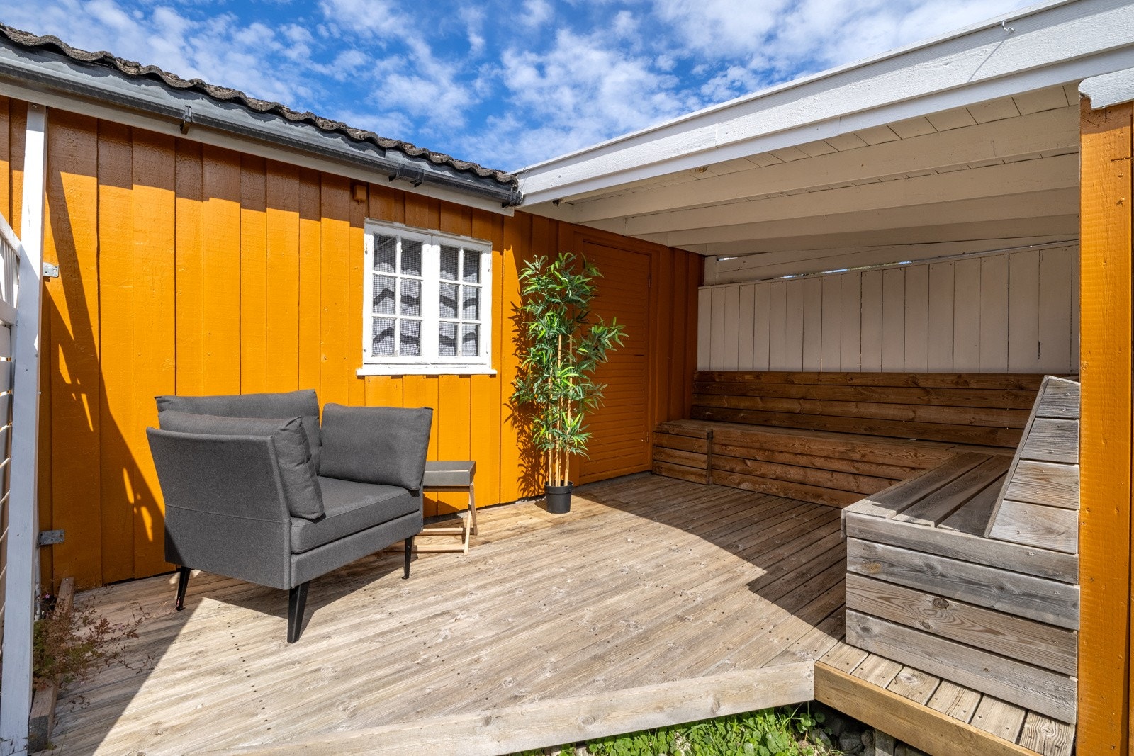 Hagearealet er tiltalende opparbeidet med markterrasse og beplantning. Galleribilde