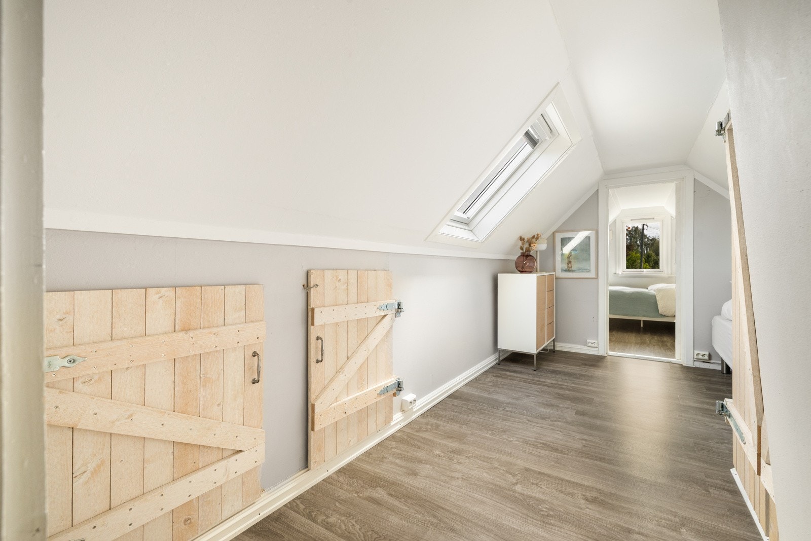 Rommet er i dag innredet som soverom og har praktisk kneloft for oppbevaring. Galleribilde