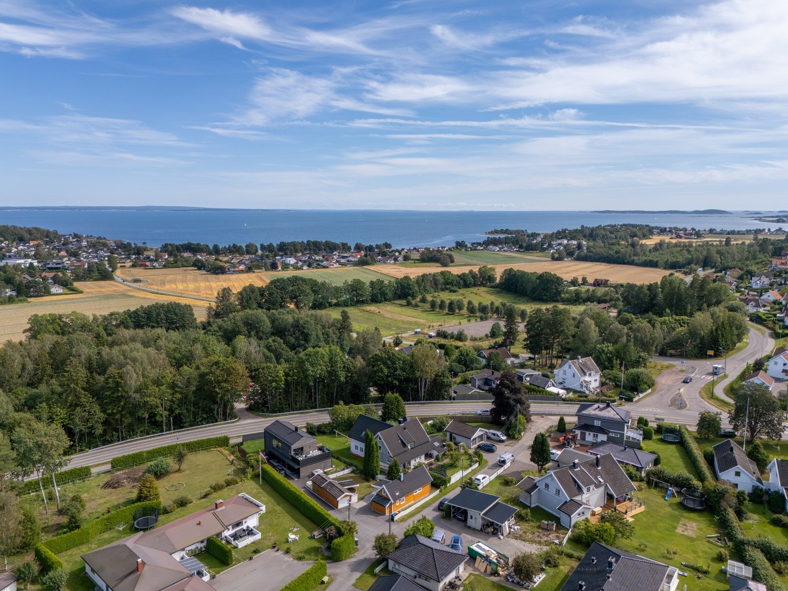 Eiendommen ligger i et landlig og meget barnevennlig boligområde på Brekke. Galleribilde