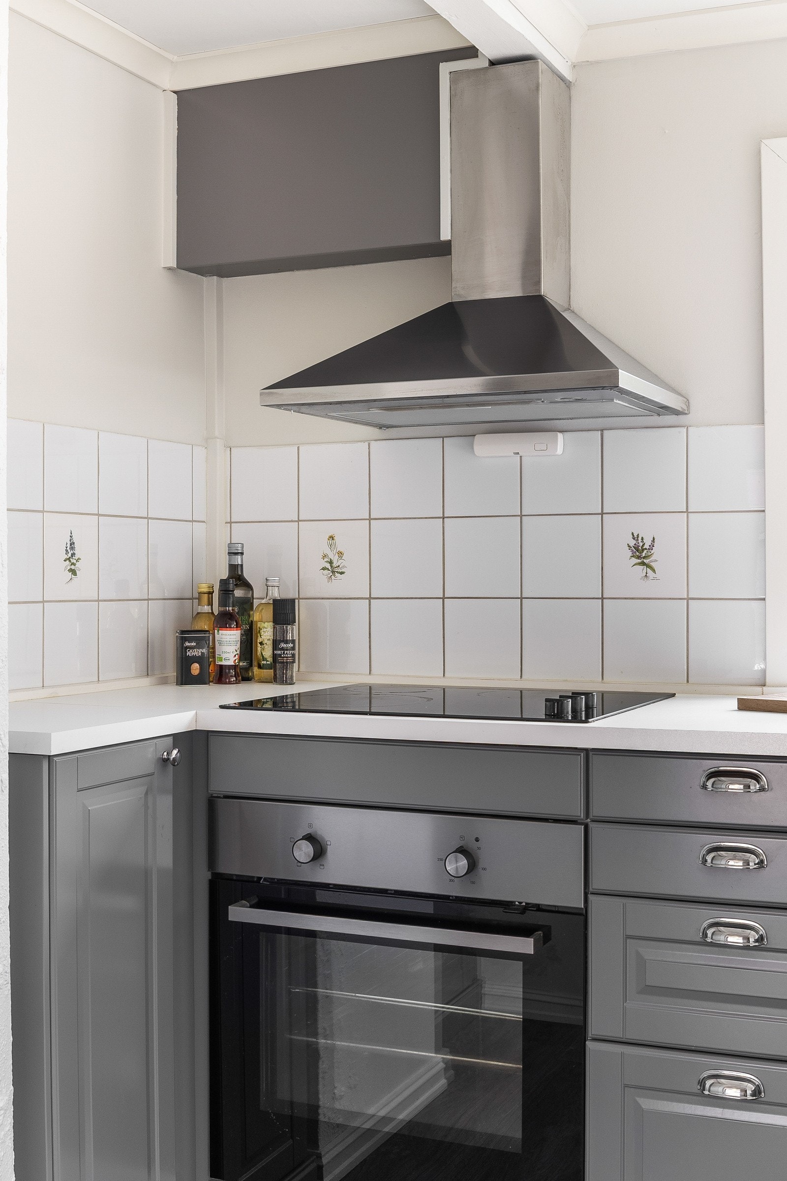 Det er godt med skap- og benkeplass, samtidig som kjøkkenet er funksjonelt. Galleribilde