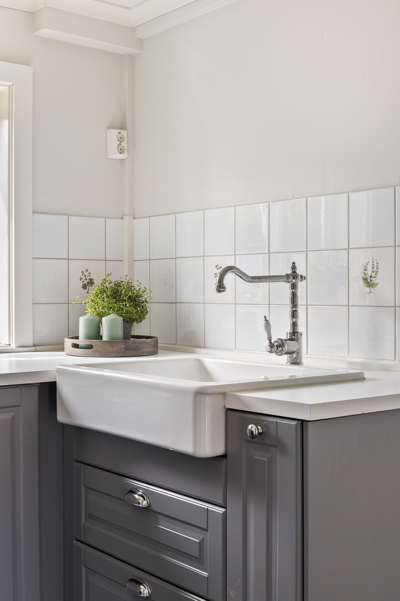 innredningen har grå profilerte fronter fra Ikea med hvit benkeplate. Galleribilde