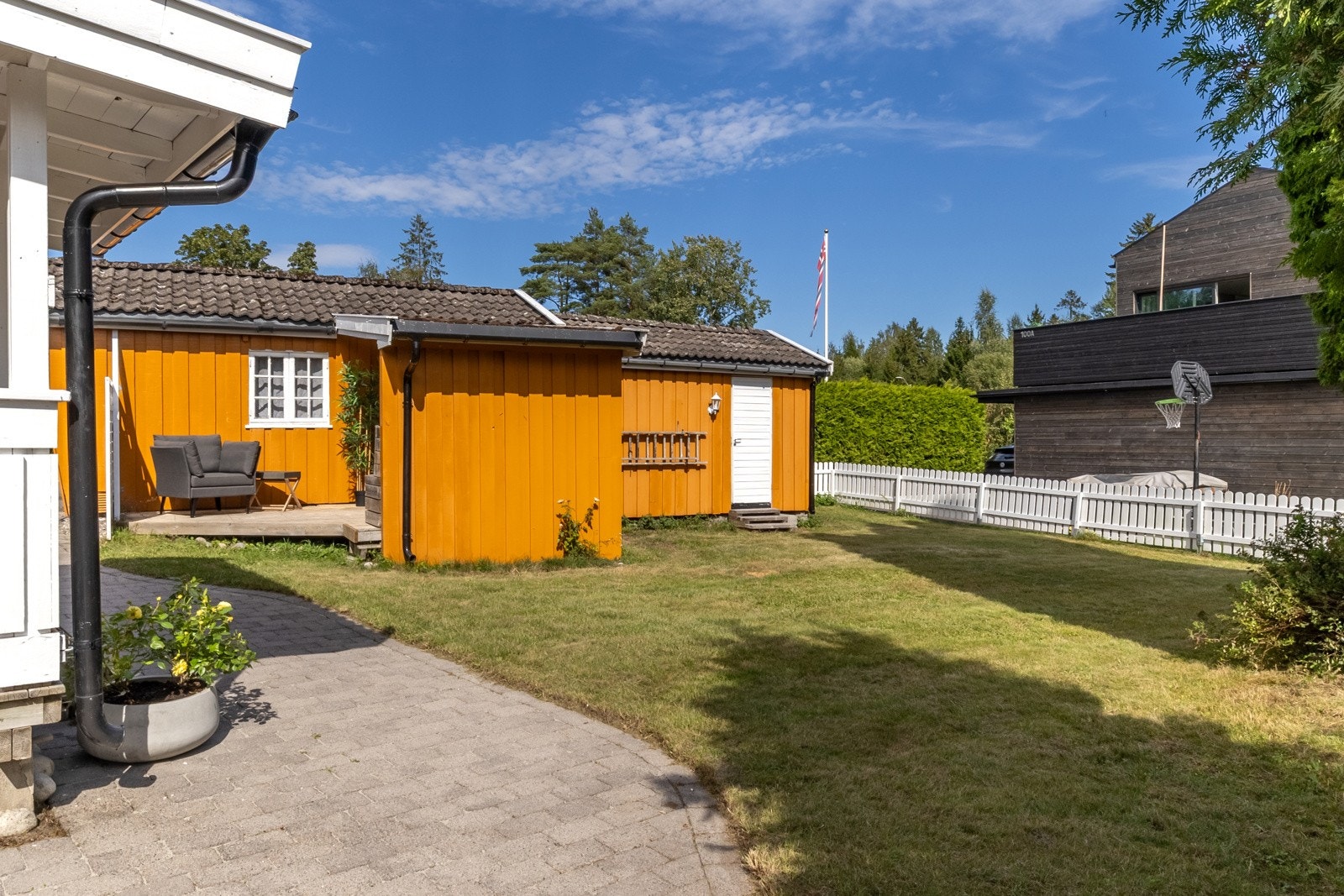 Gårdsplassen er asfaltert og har tiltalende belegningsstein. Galleribilde