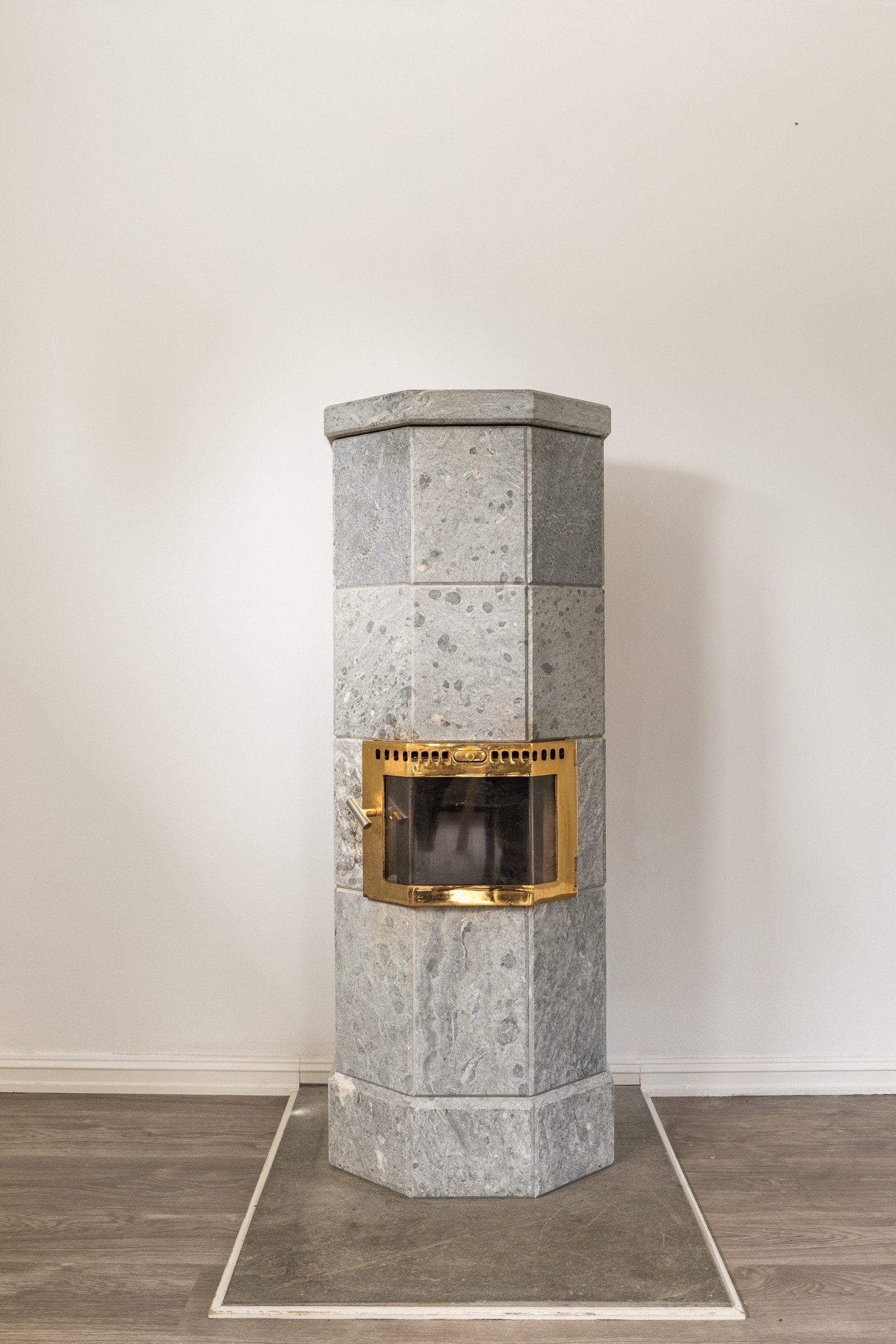 I tillegg har stuen en fin klebersteinsovn fra 2005 som varmer godt på kalde dager. Galleribilde