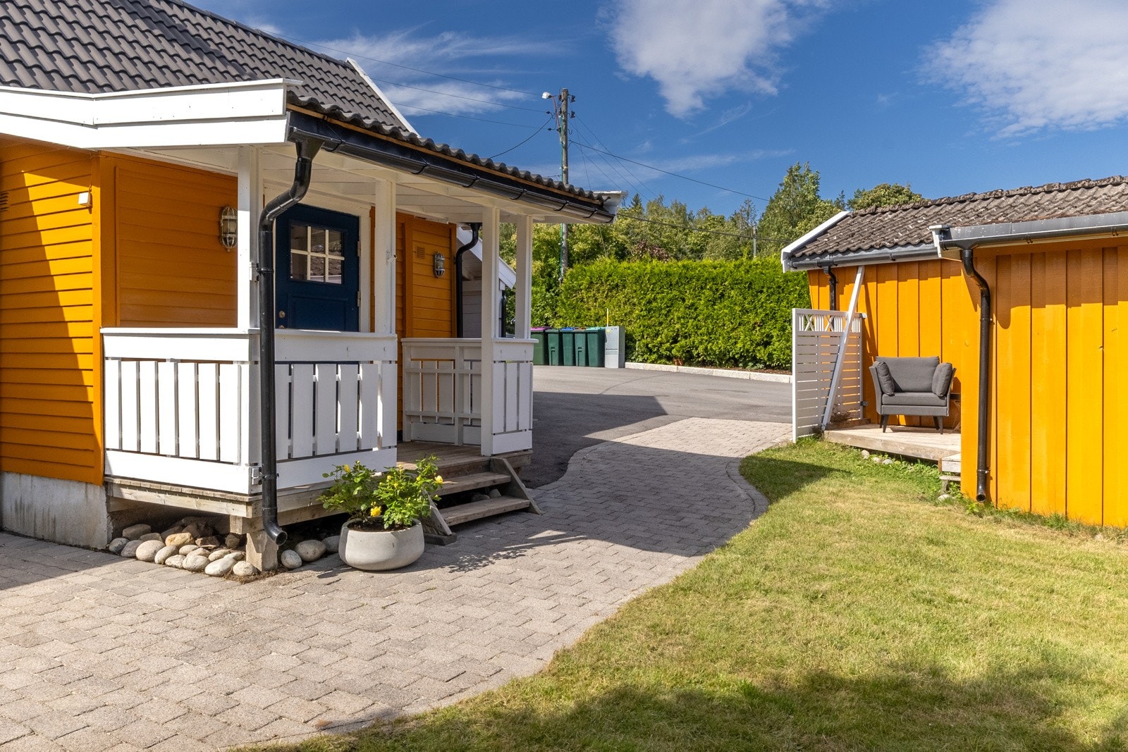 Gårdsplassen er asfaltert og har tiltalende belegningsstein. Galleribilde