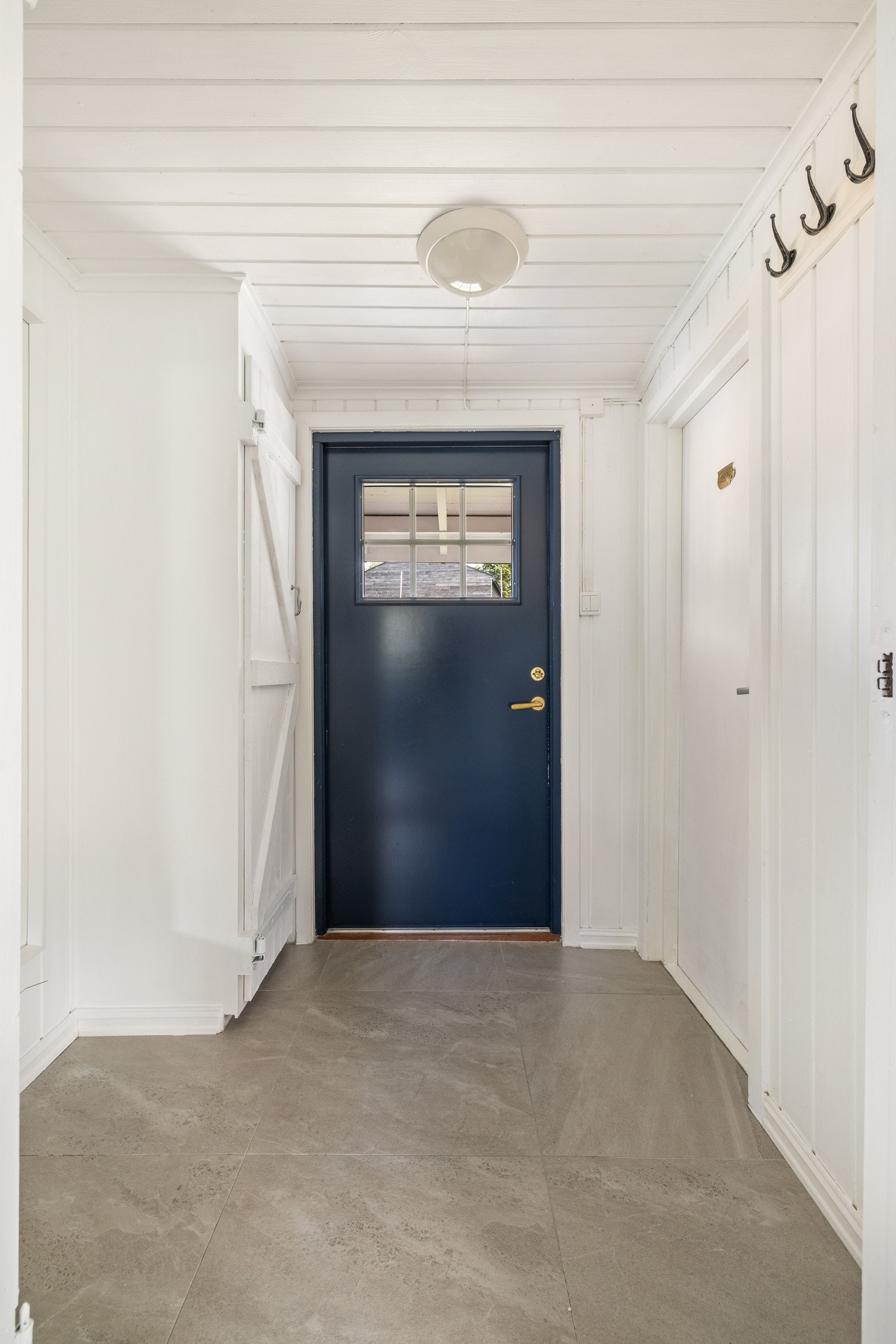 Her ønskes du velkommen hjem i et lyst inngangspari. Galleribilde