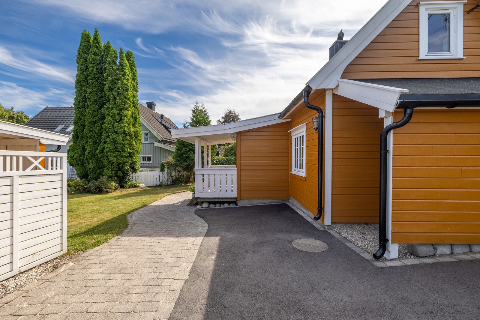 Gårdsplassen er asfaltert og har tiltalende belegningsstein. Galleribilde
