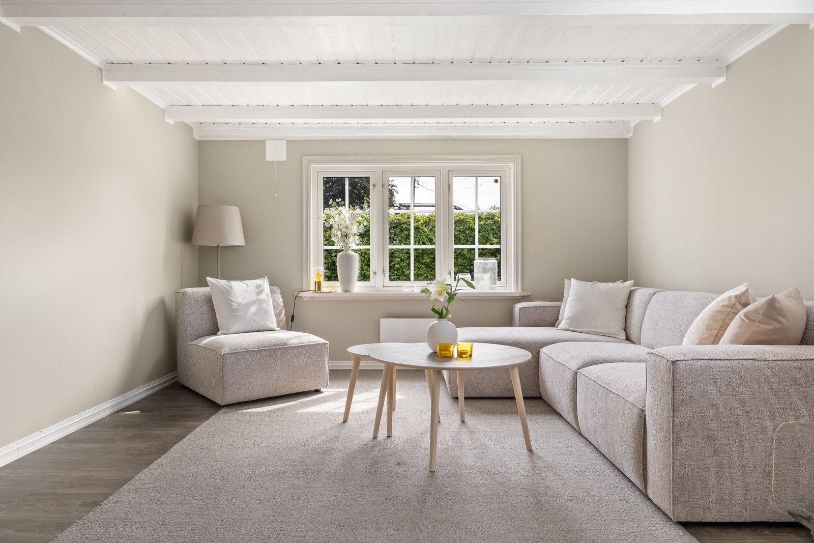 Det er flere store vinduer som gir rikelig med naturlig lys inn i rommet. Galleribilde