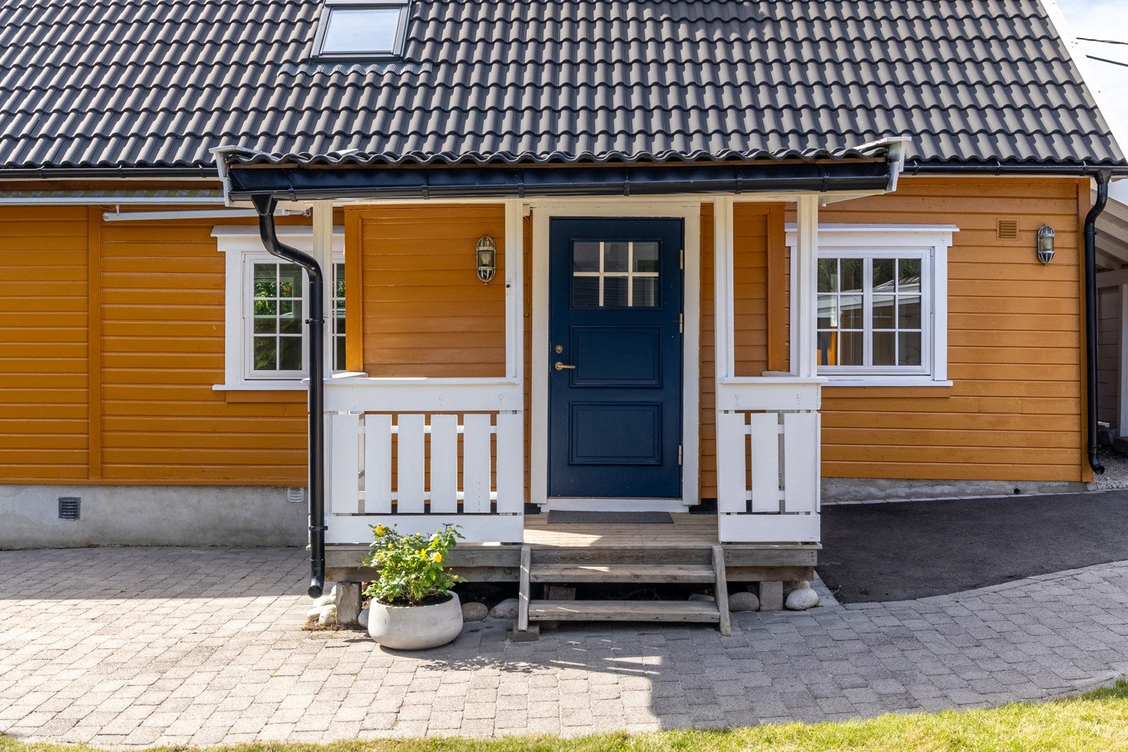 Fra gårdsplassen kommer du til overbygd inngangsparti. Galleribilde