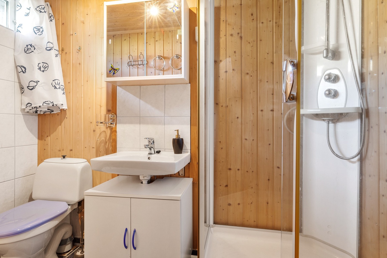 WC/dusjrom i kjeller Galleribilde