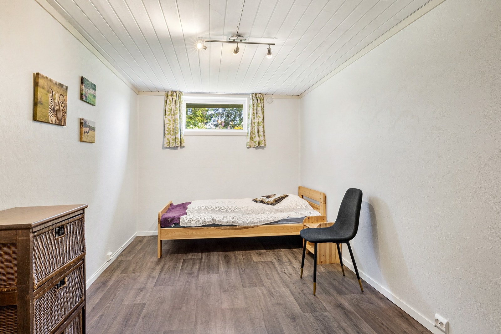 Rom i kjeller benyttet som soverom (vindu har ikke godkjent rømning) Galleribilde