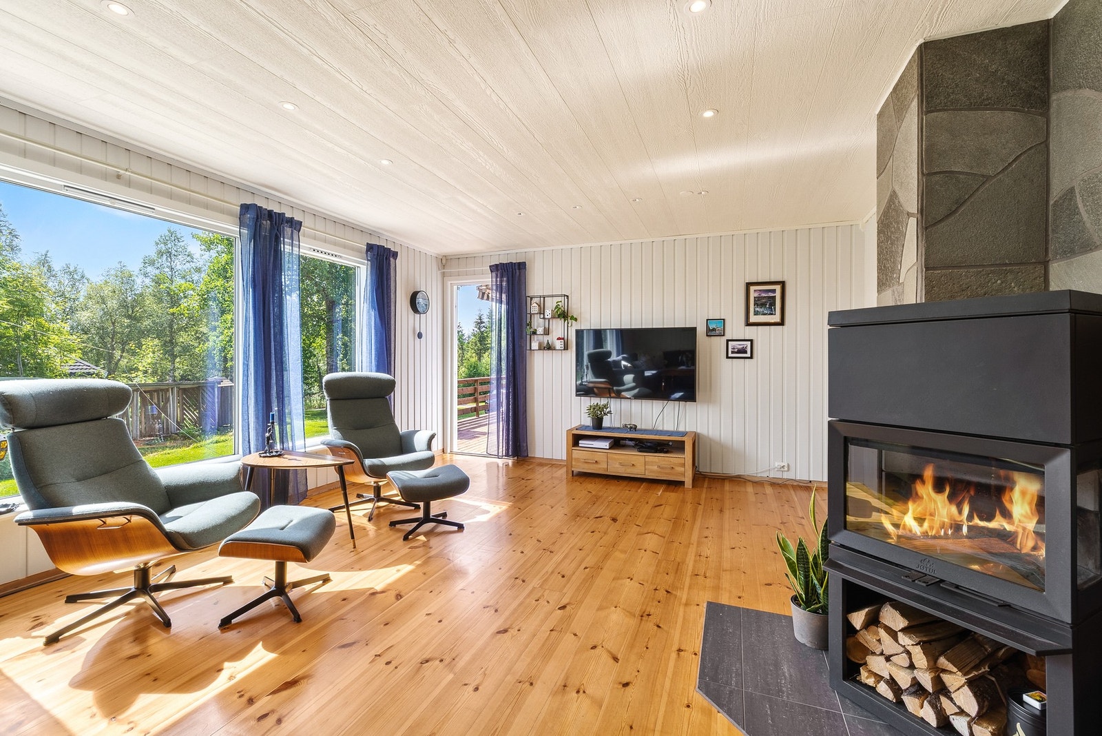 Romslig stue med flott lysinnslipp og en god atmosfære Galleribilde