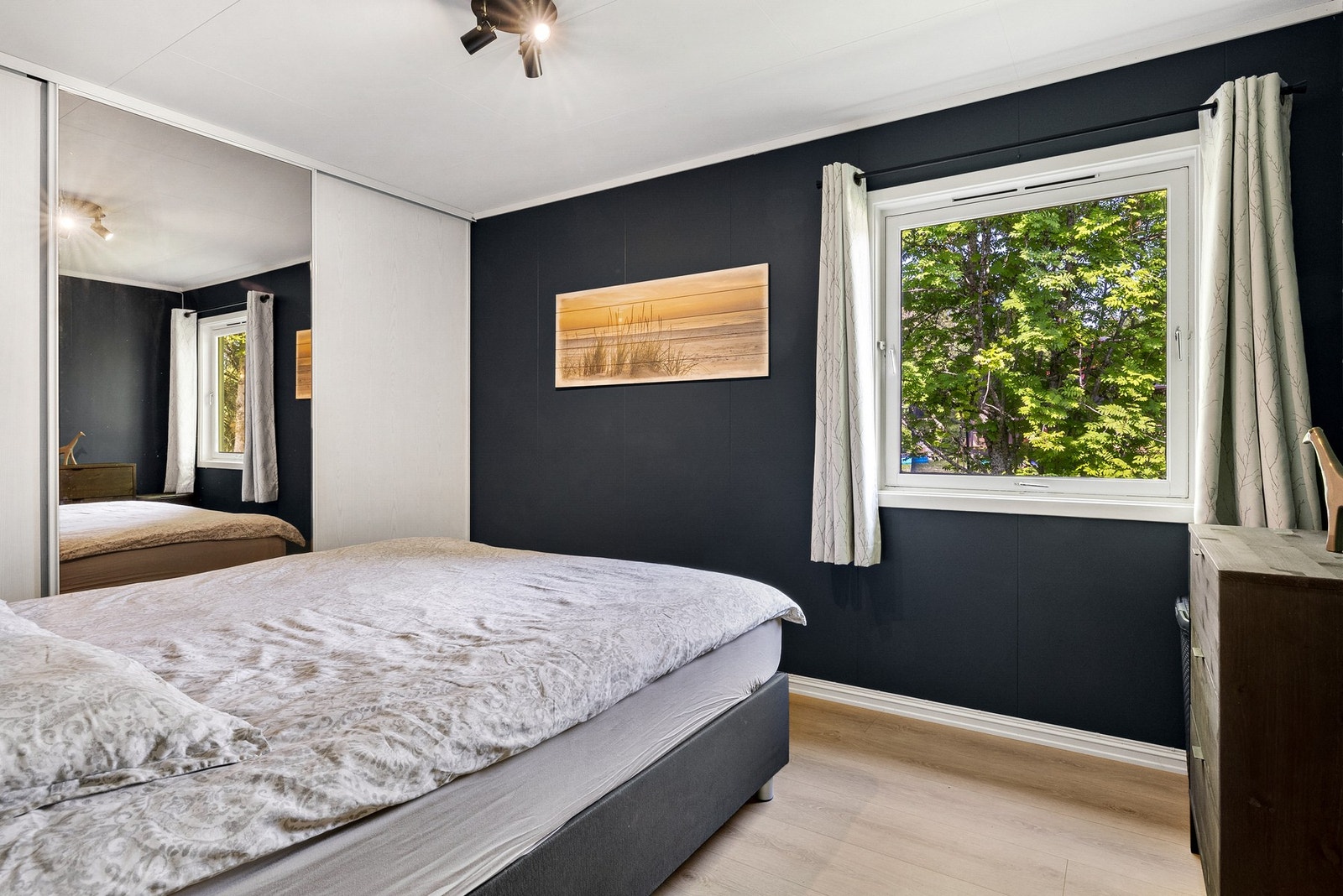 Soverom med praktisk garderobeløsning Galleribilde