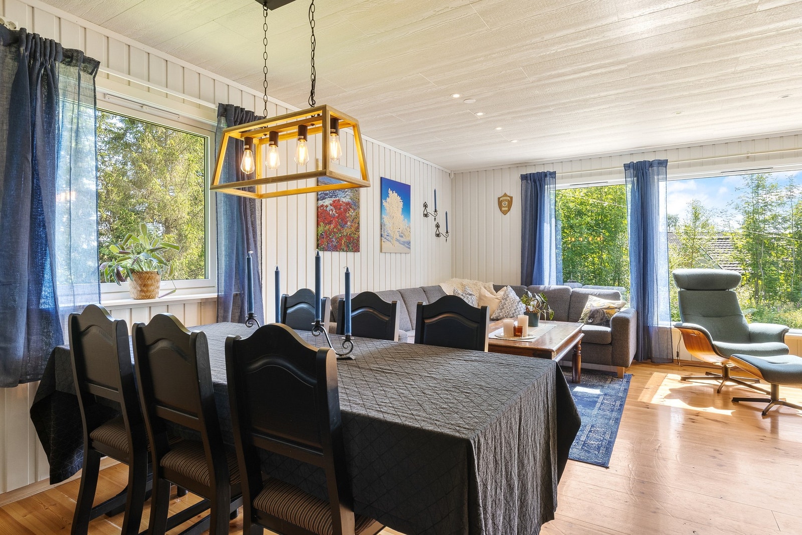 Spotter i himlingen setter et lunt og koselig preg til rommet Galleribilde