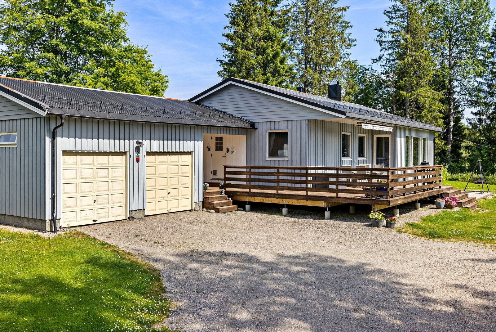 Enebolig med dobbelgarasje, oppført i 1974 Galleribilde