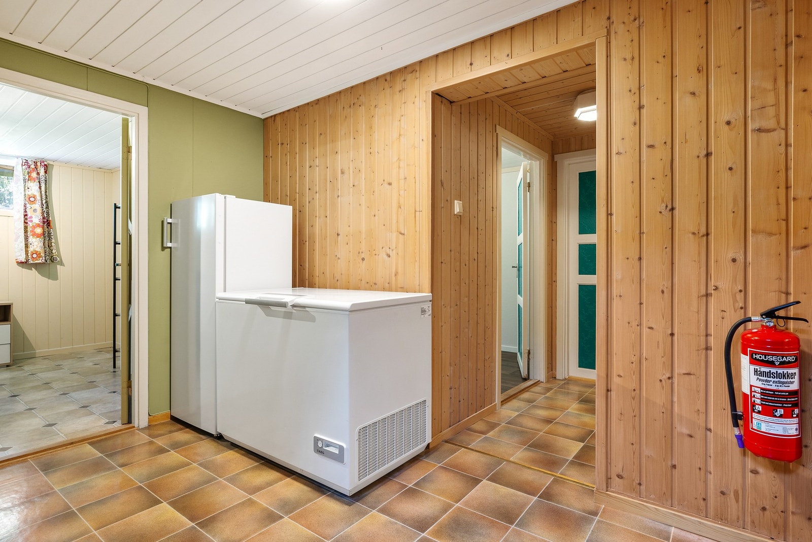 Kjelleren består av gang m/trapp, vaskerom, wc/dusj, 2 soverom og 4 boder Galleribilde