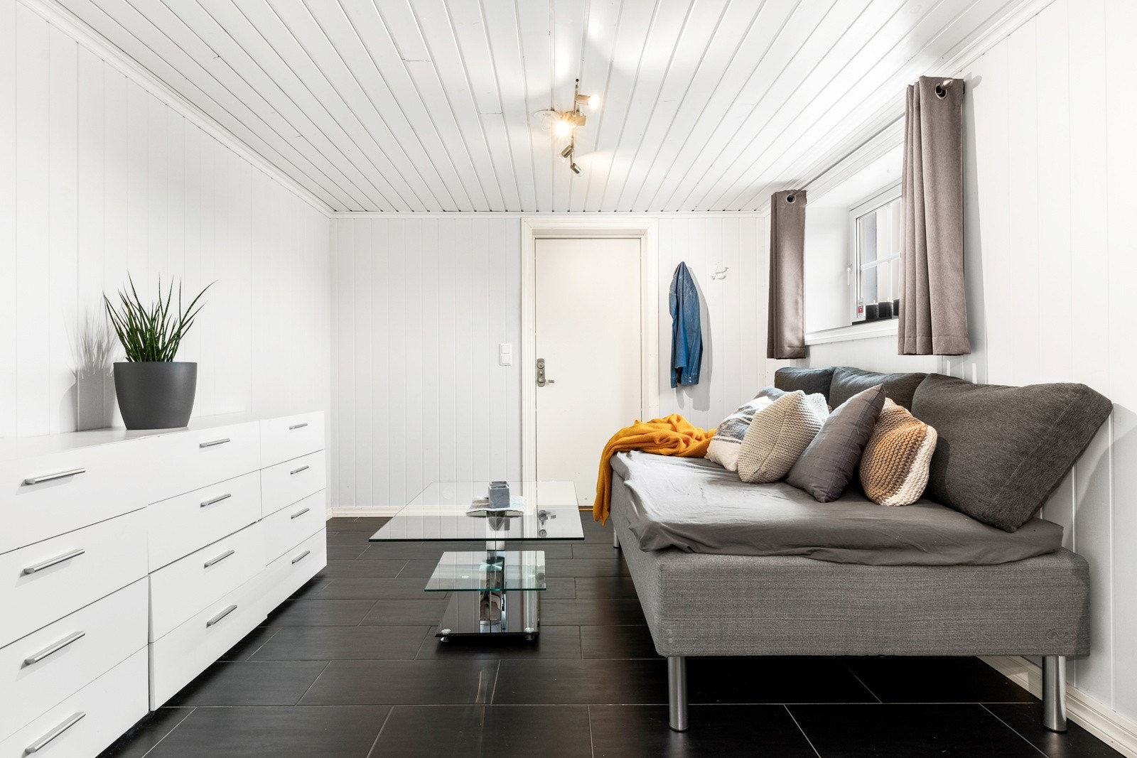 Kjeller er innredet og benyttes som kjellerstue. Dette er ikke bruksendret. Galleribilde