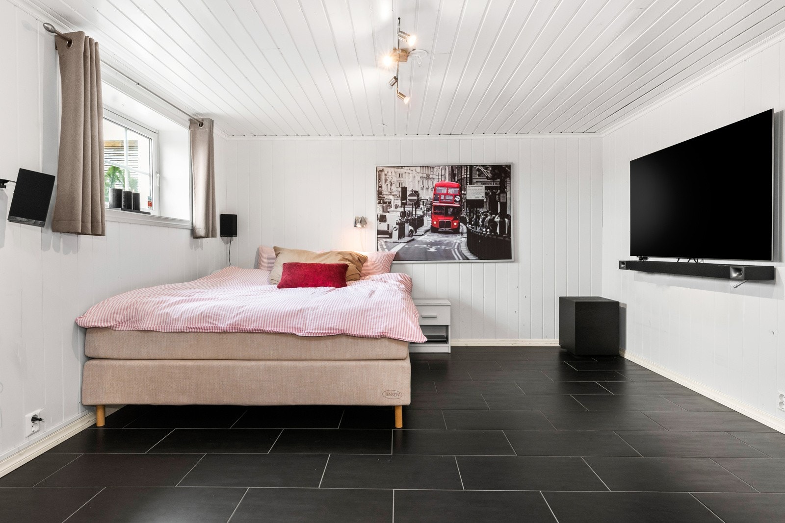 Kjeller er innredet og benyttes som kjellerstue. Dette er ikke bruksendret. Galleribilde