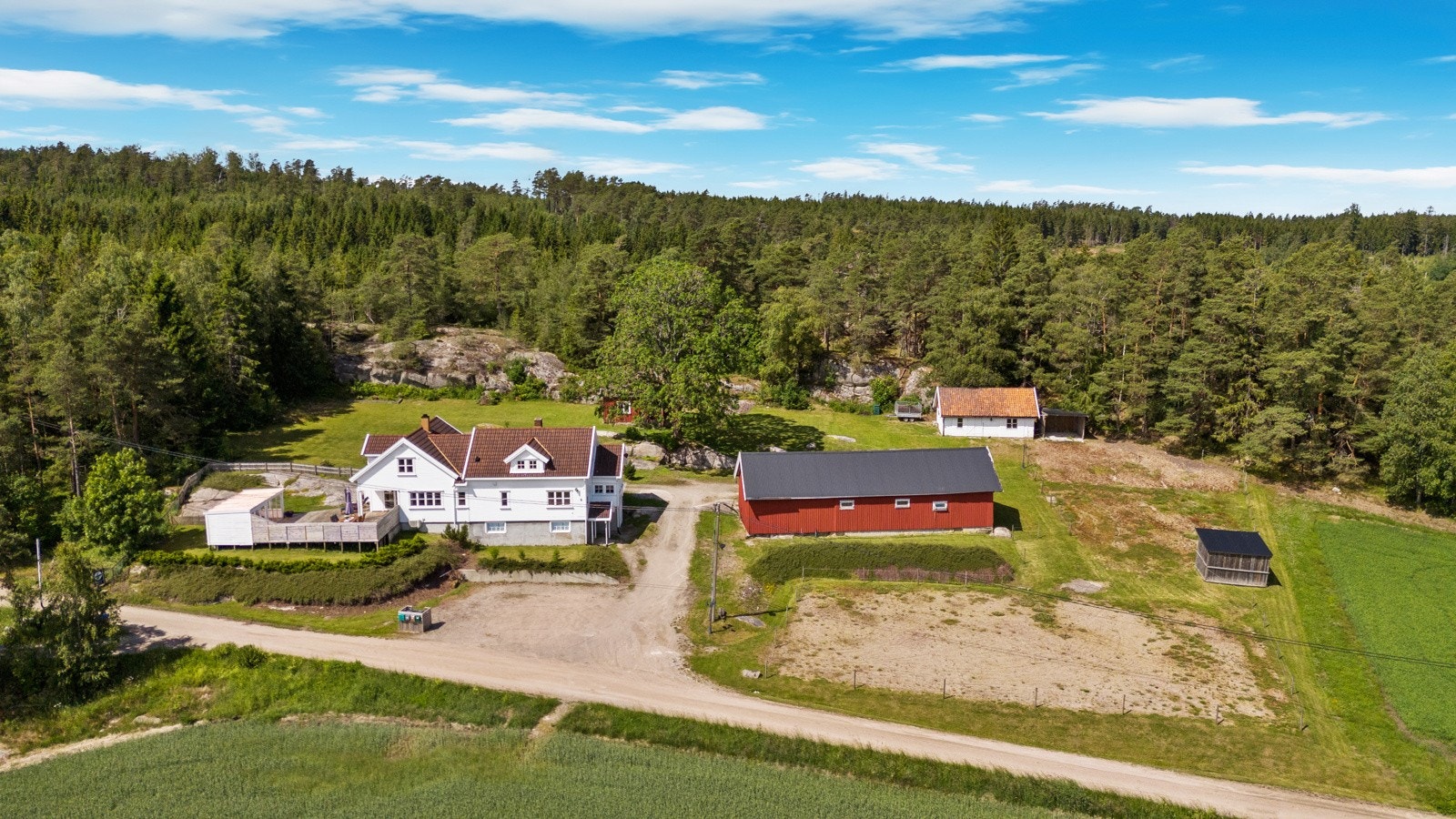 Eiendommen består av våningshus, låve, eldre kårhus og uthus Galleribilde