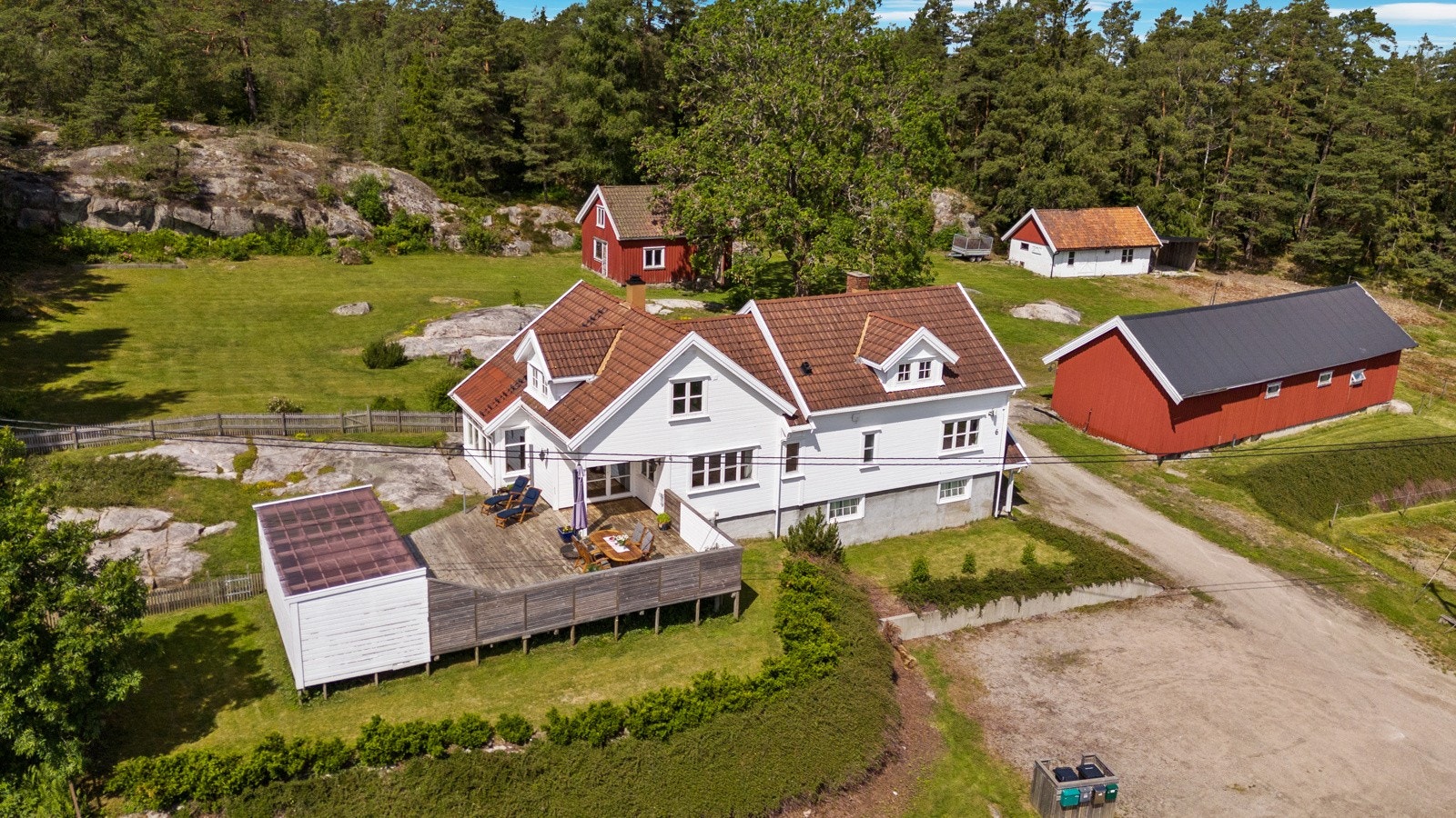 Hovedhuset er opprinnelig fra 1957, men påbygd i 1998 og jevnlig vedlikeholdt siden Galleribilde