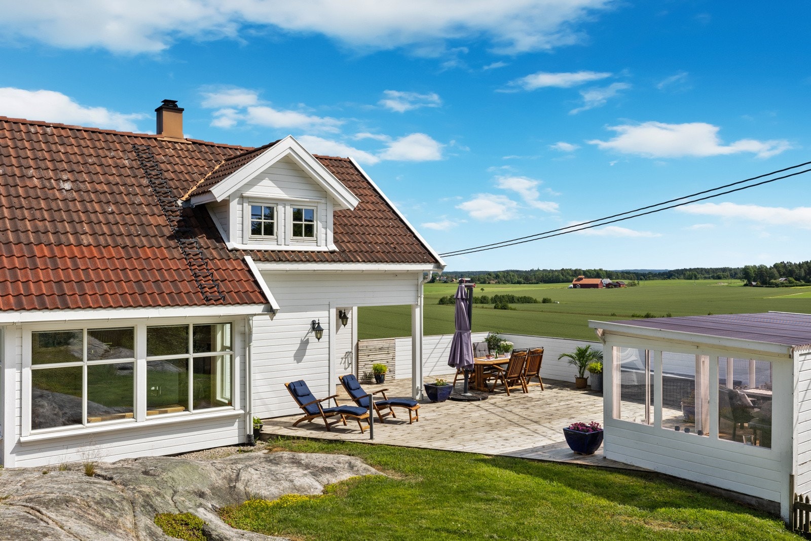 Denne terrassen er tilgjengelig fra stuen, og er et ypperlig sted for en varm sommerdag Galleribilde