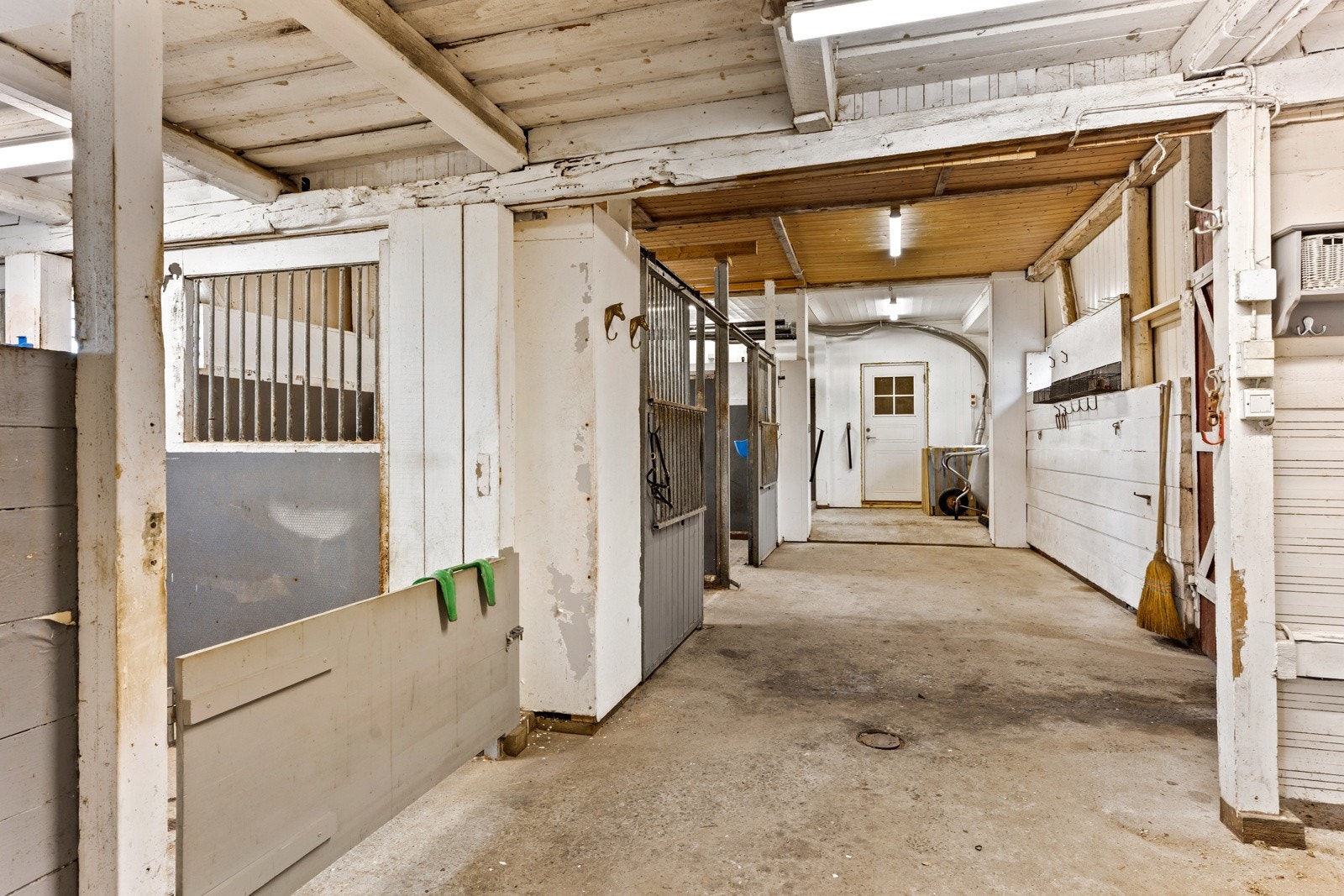 Det er i dag 3 bokser, vaskeplass og salrom Galleribilde
