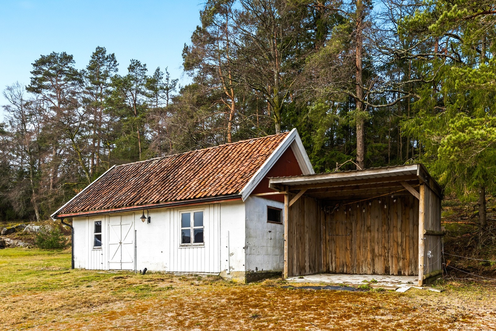 Det er to leskur til hest i luftegården Galleribilde