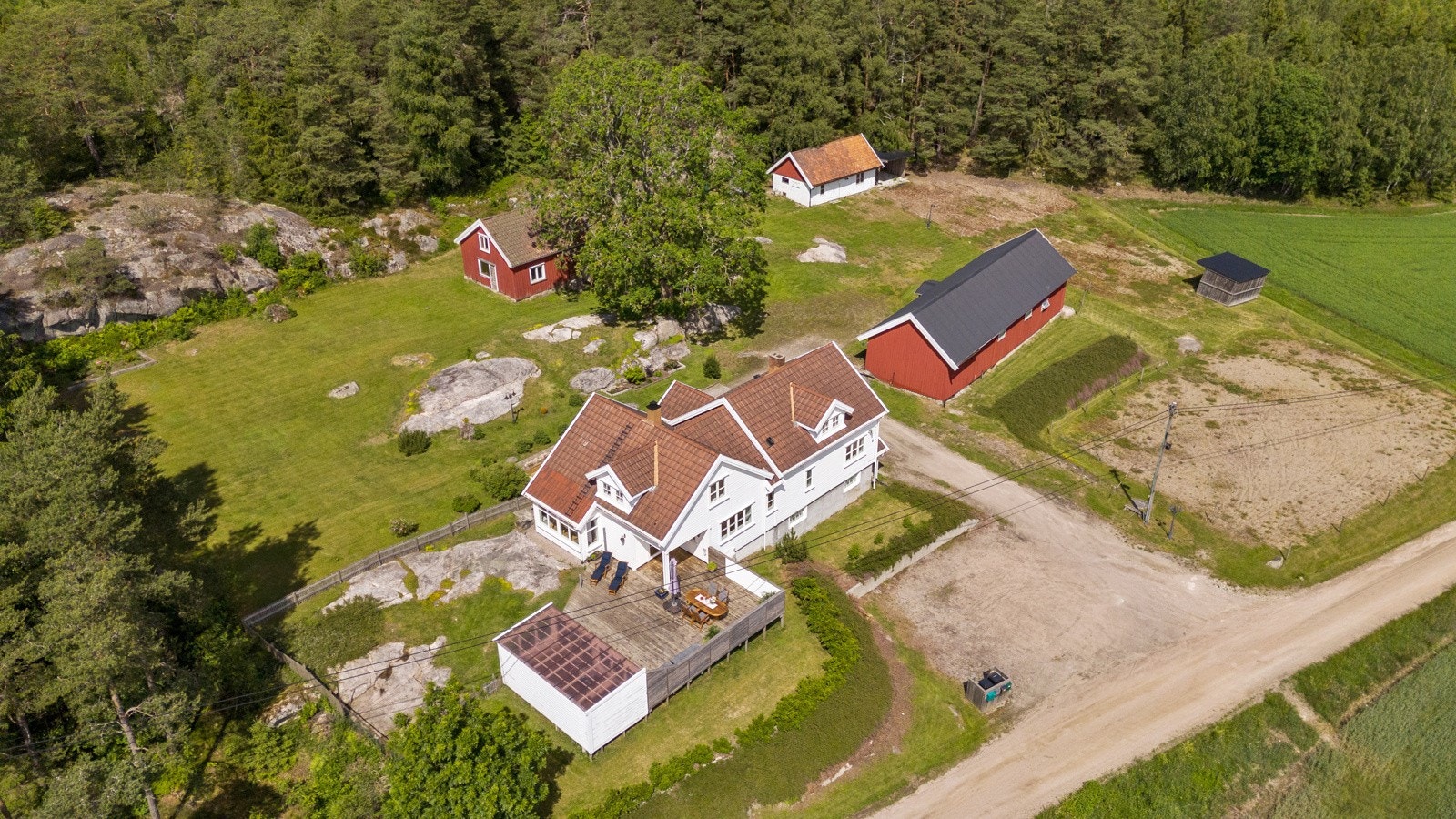 Eiendommen har en fin og landlig beliggenhet, men likevel sentrumsnært Galleribilde