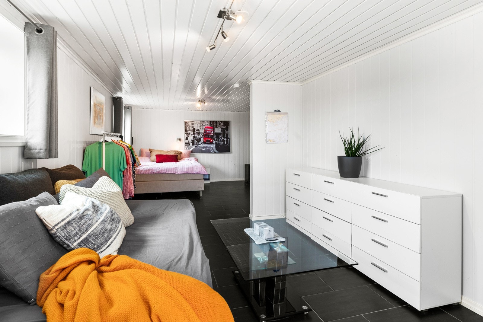 Kjeller er innredet og benyttes som kjellerstue. Dette er ikke bruksendret. Galleribilde