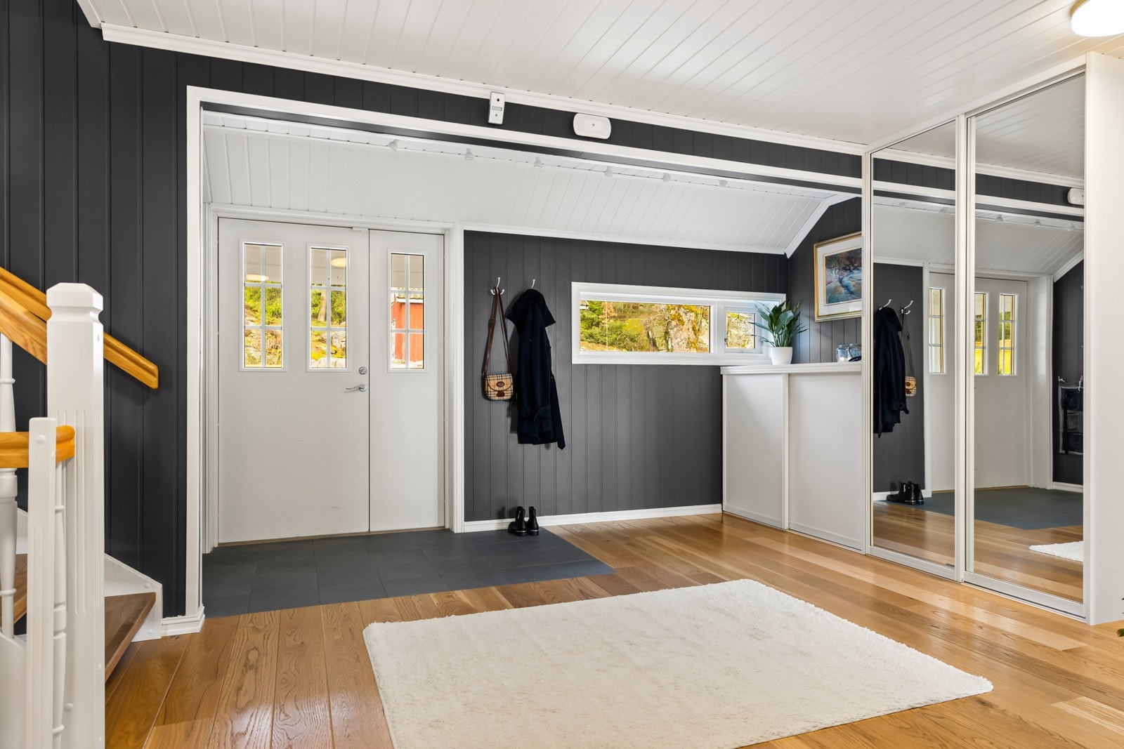Praktisk skyvedørsgarderobe med god plass til uteklær og sko Galleribilde