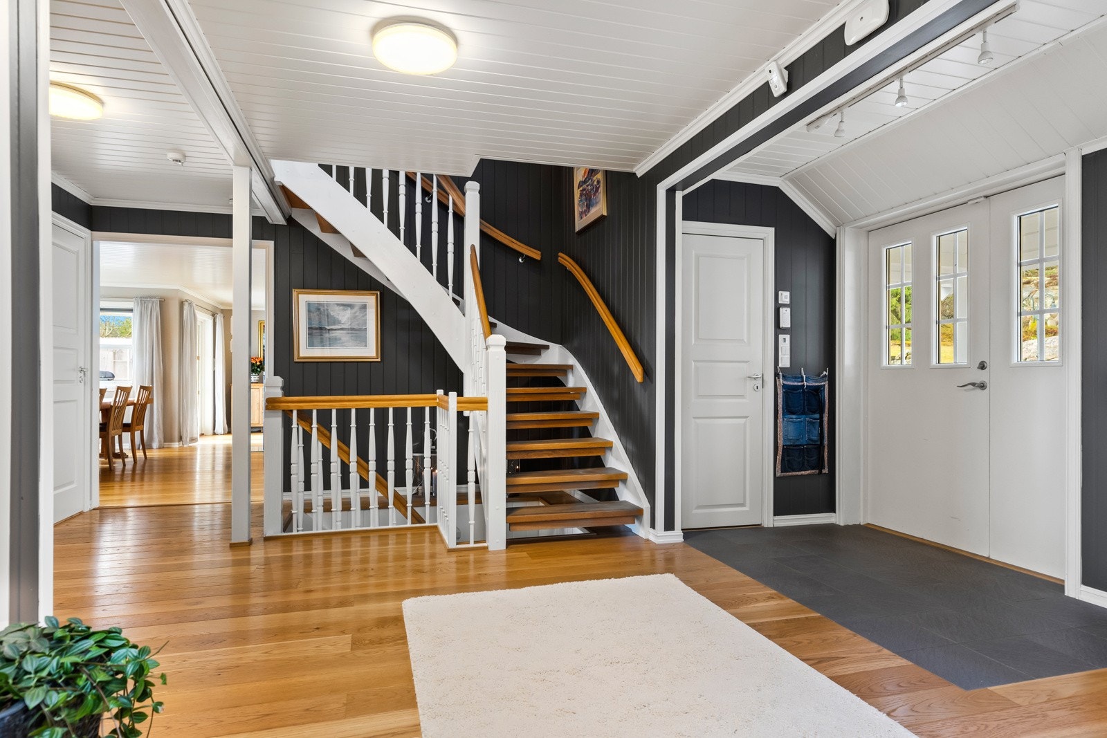 Hallen er romslig og har god plass til familiens av- og påkledning Galleribilde