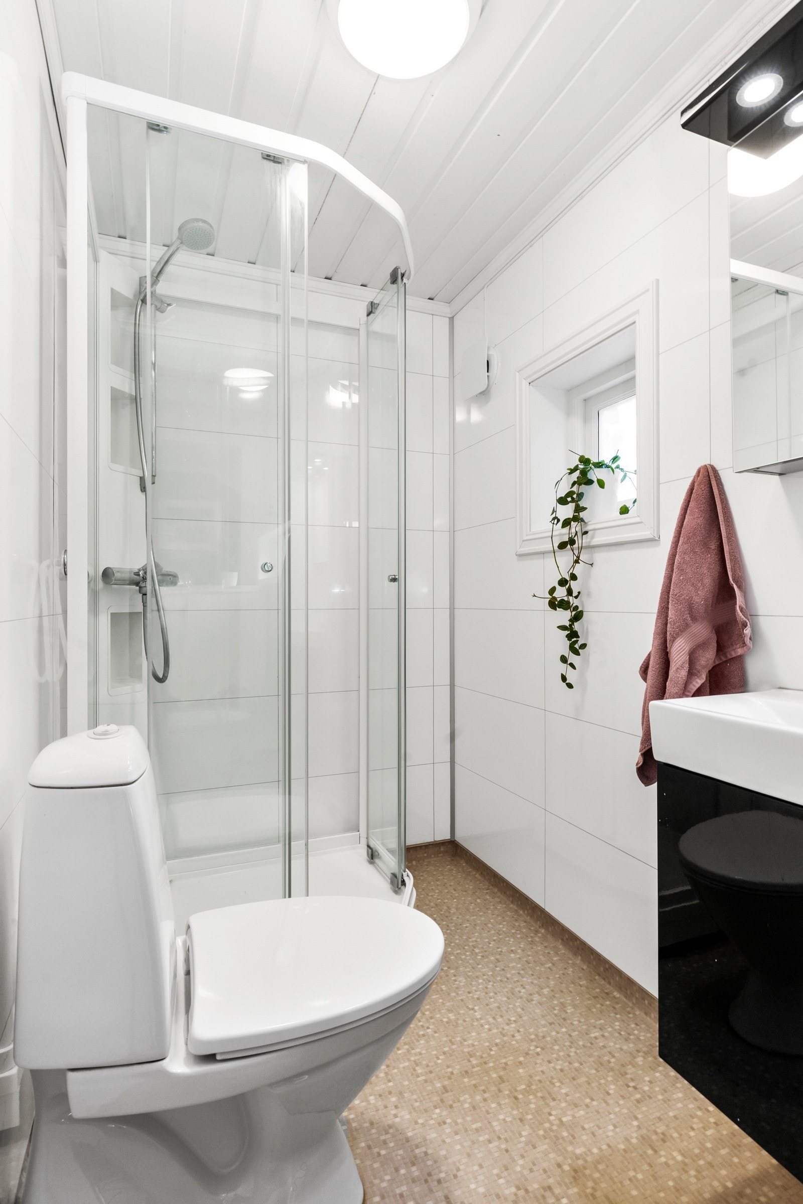 Badet i 1.etg er pusset opp i 2017 (se tilstandsrapport for ytterligere informasjon) Galleribilde