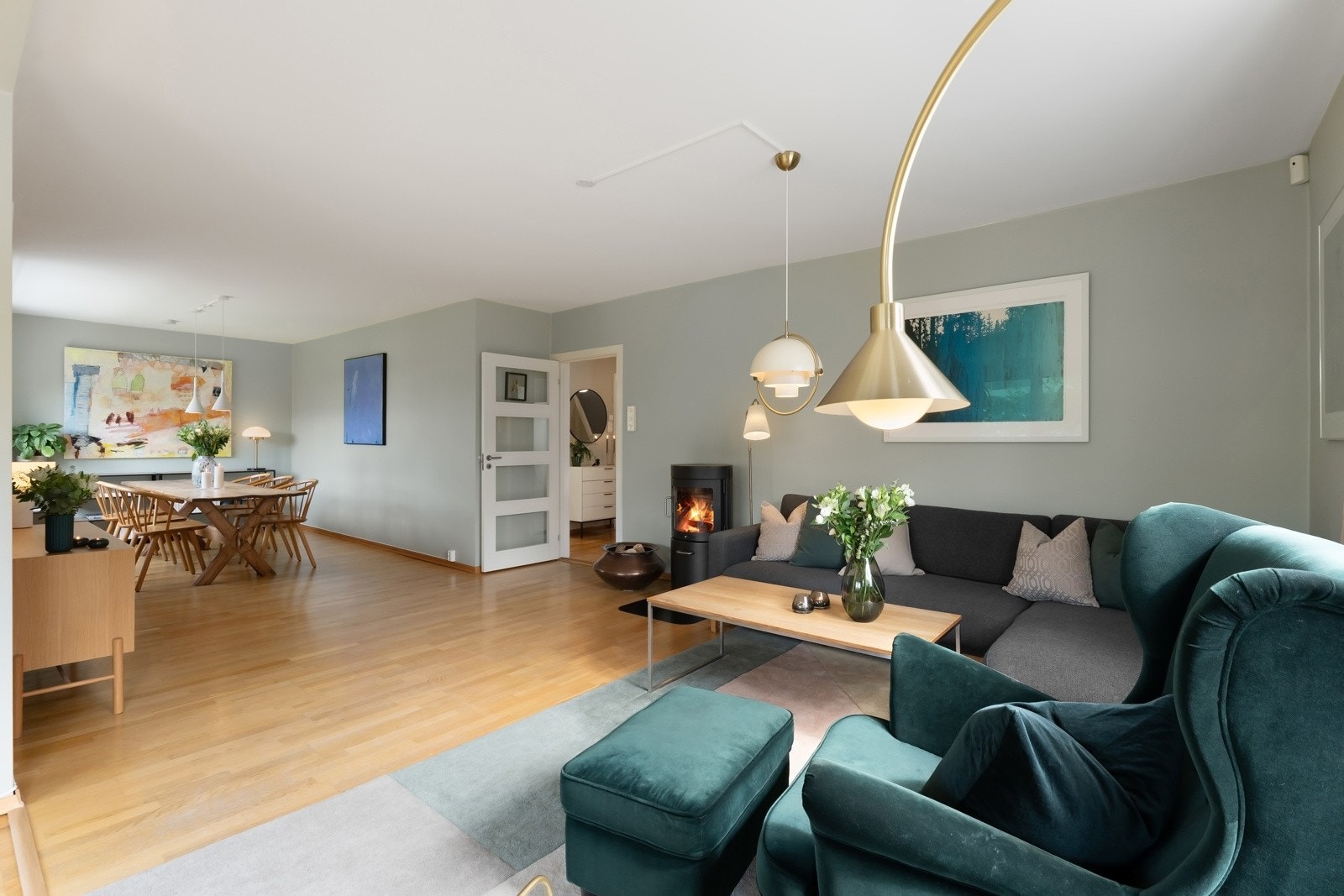 Lys og åpen stue med god plass til diverse sittegrupper - Store vindusflater - Peis og utgang til terrasse Galleribilde