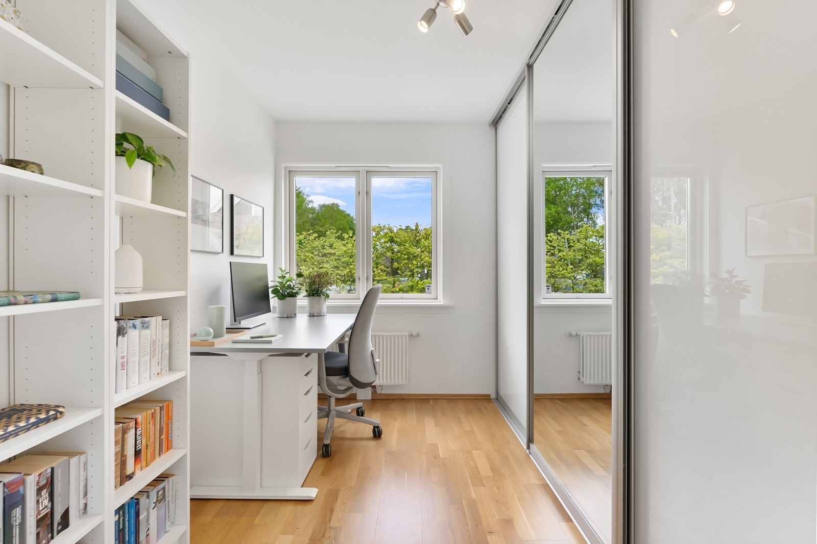 Kontor\soverom med god garderobeplass Galleribilde
