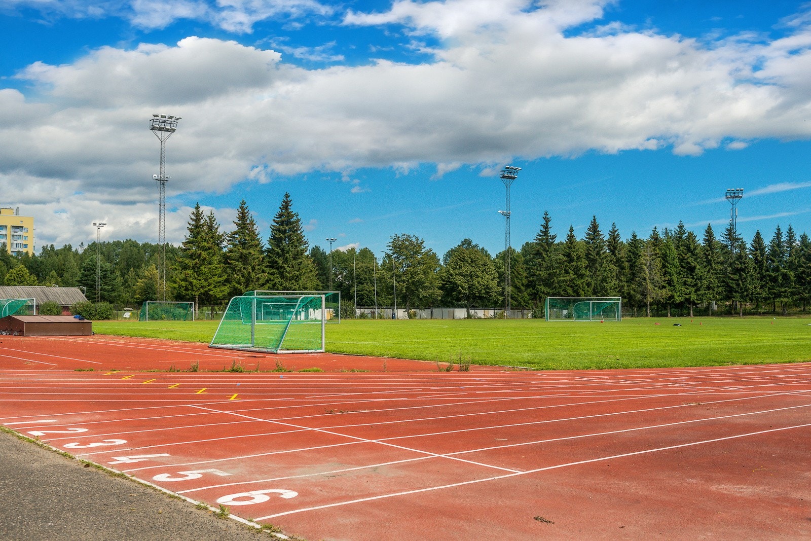 Idrettsparken byr på fotballbaner, friidrettsanlegg og idrettslekeplass, og skøytebane om vinteren Galleribilde