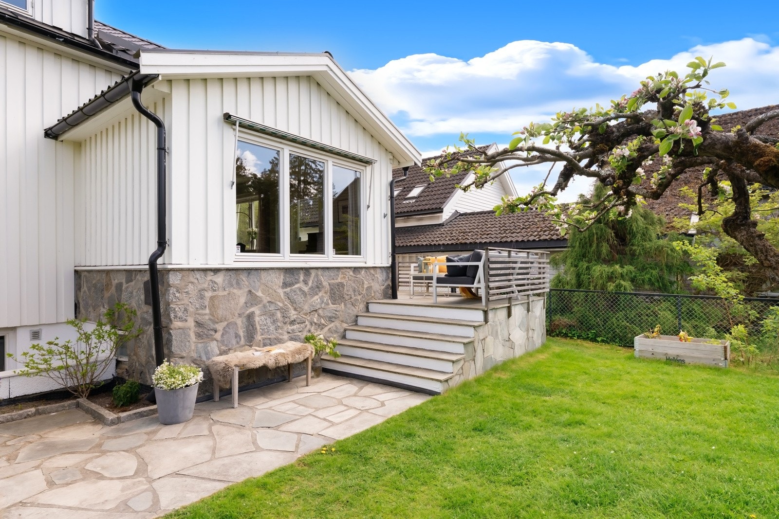 Flott hage og terrasse Galleribilde