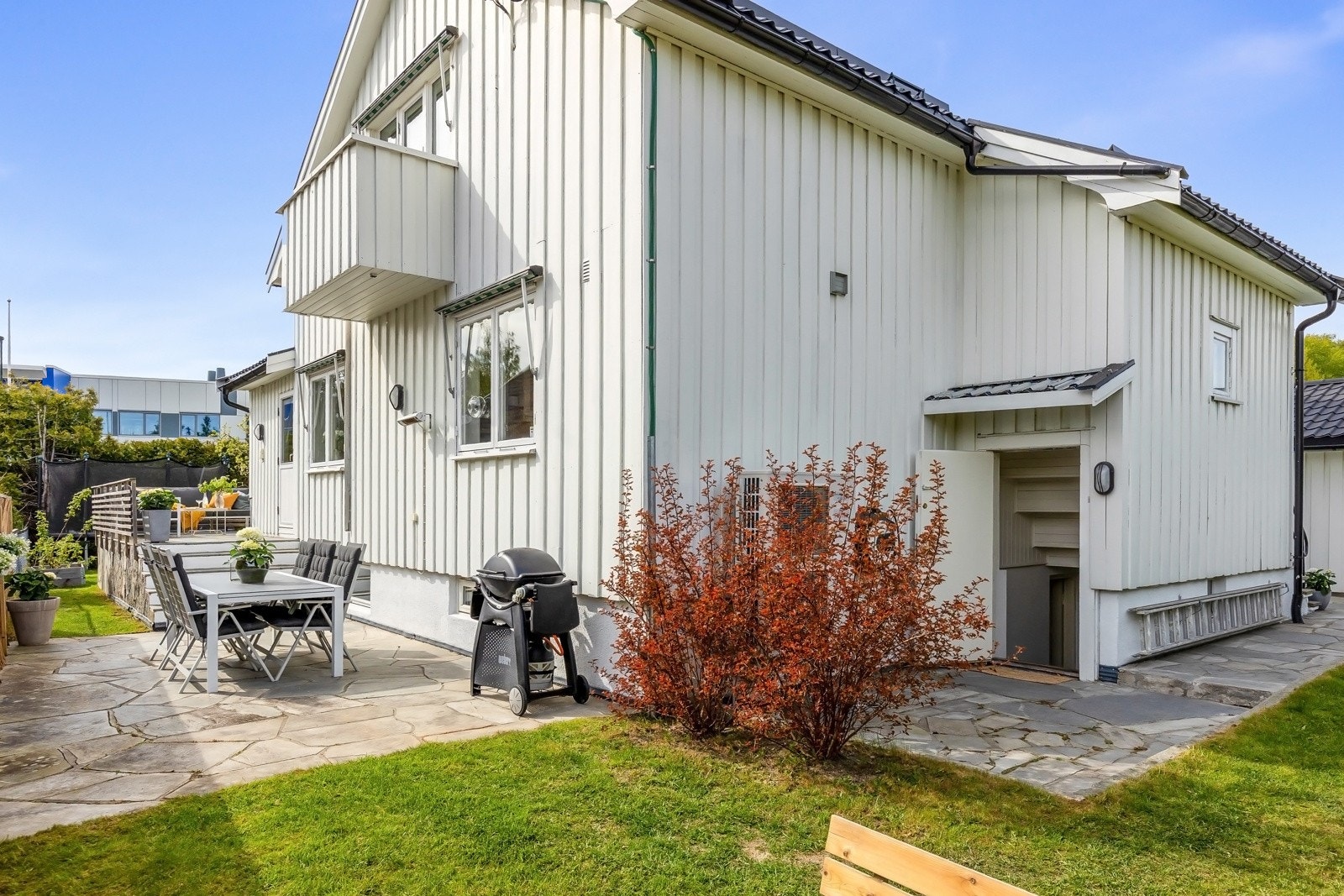 Eiendommen sett fra baksiden og nedgang til kjeller Galleribilde