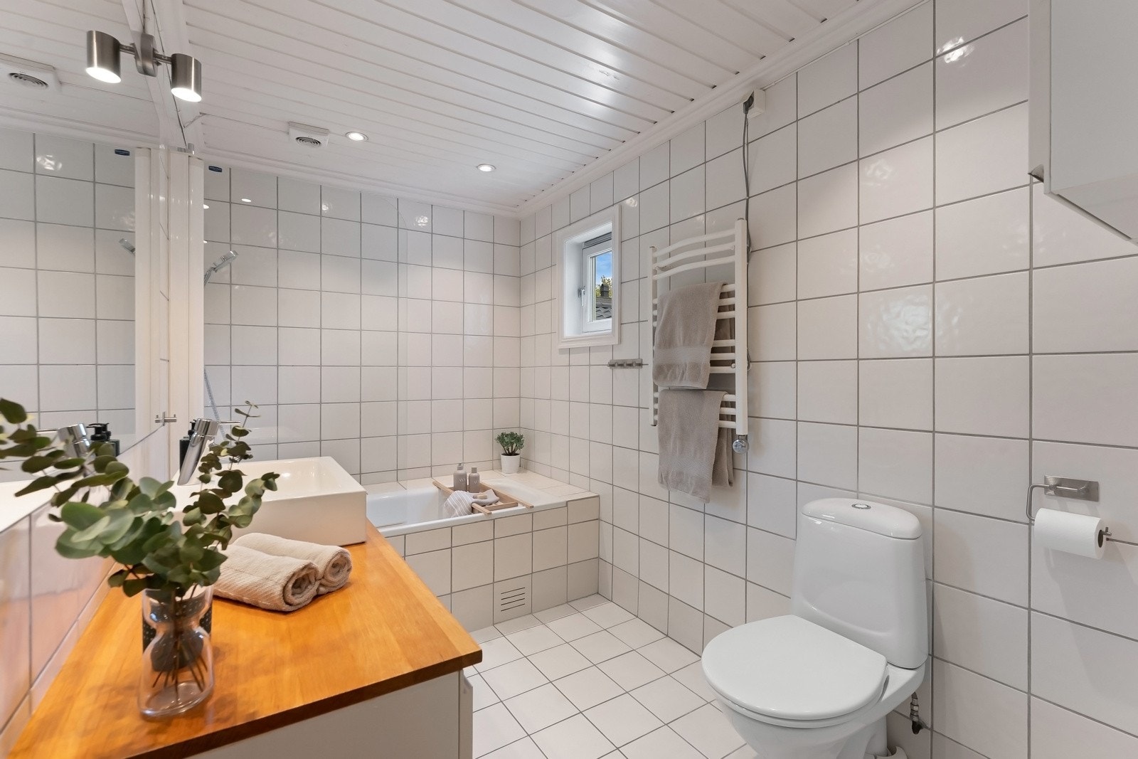 Pent flislagt dusbad med varmekabler på gulv - Innmurt badekar Galleribilde