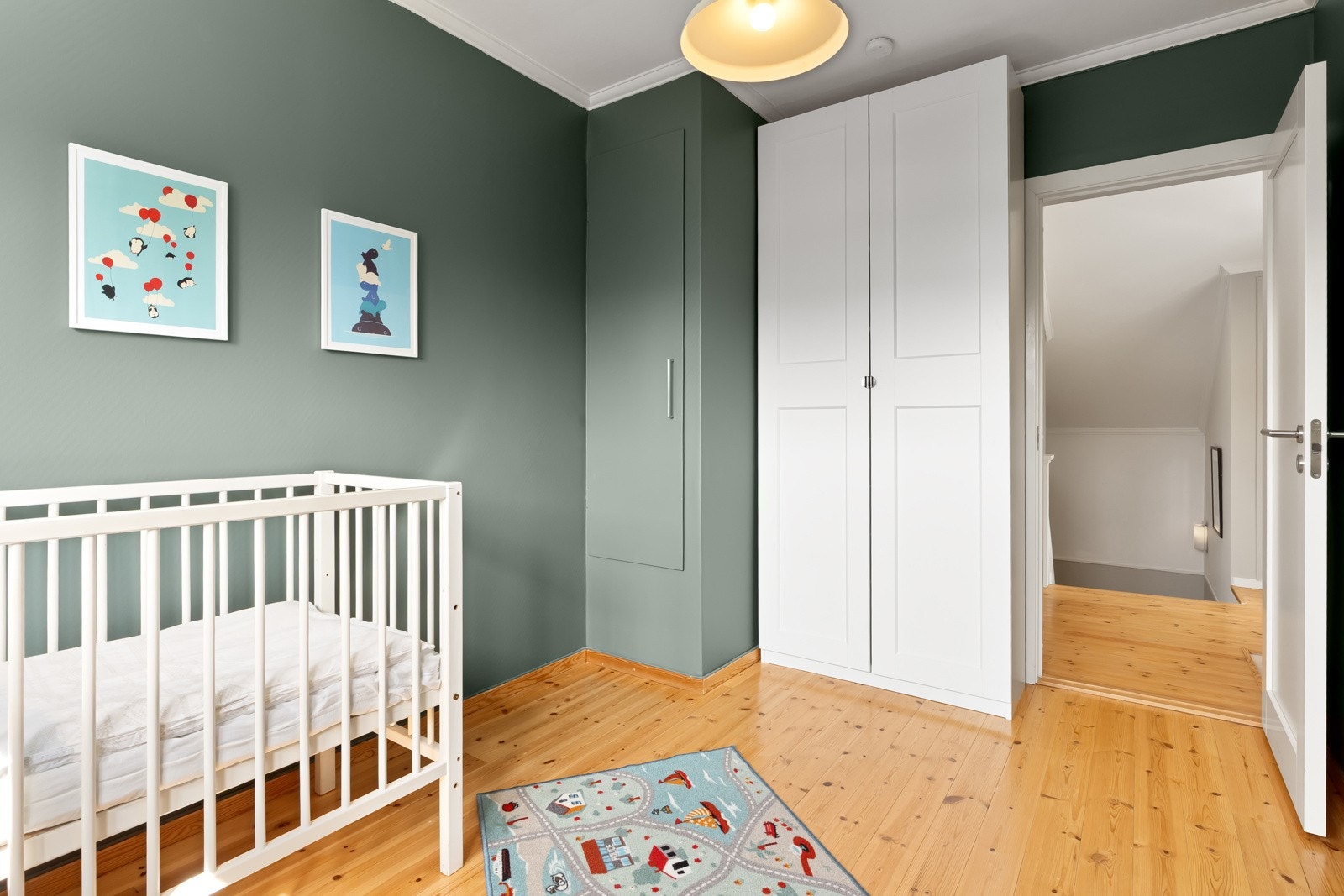 Stort soverom 5 med garderobe Galleribilde