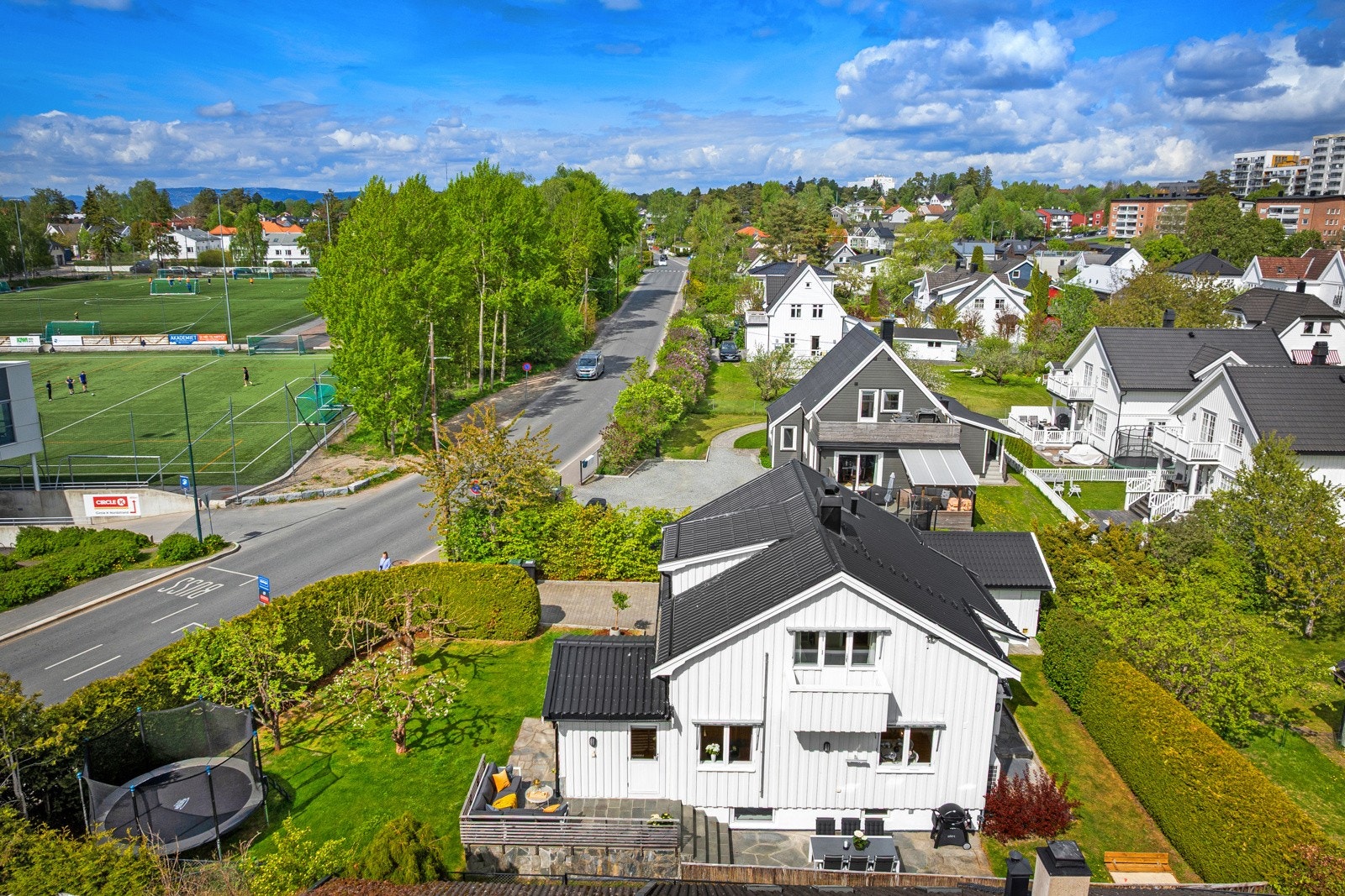 Eneboligen ligger fint til på tomten - Flott hage og gode solforhold Galleribilde