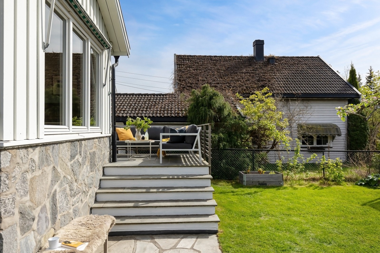 Trapp opp fra hagen til terrasse med gode solforhold Galleribilde