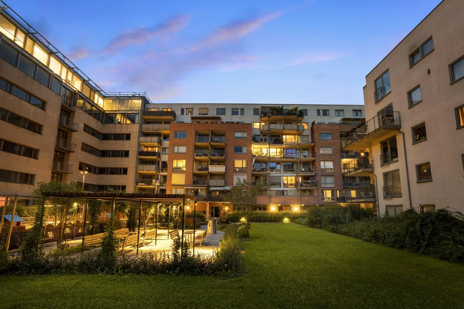 Kveldsbilde tatt fra bakgården. Det er godt med belysning, så her kan du også nyte sene kvelder. Galleribilde