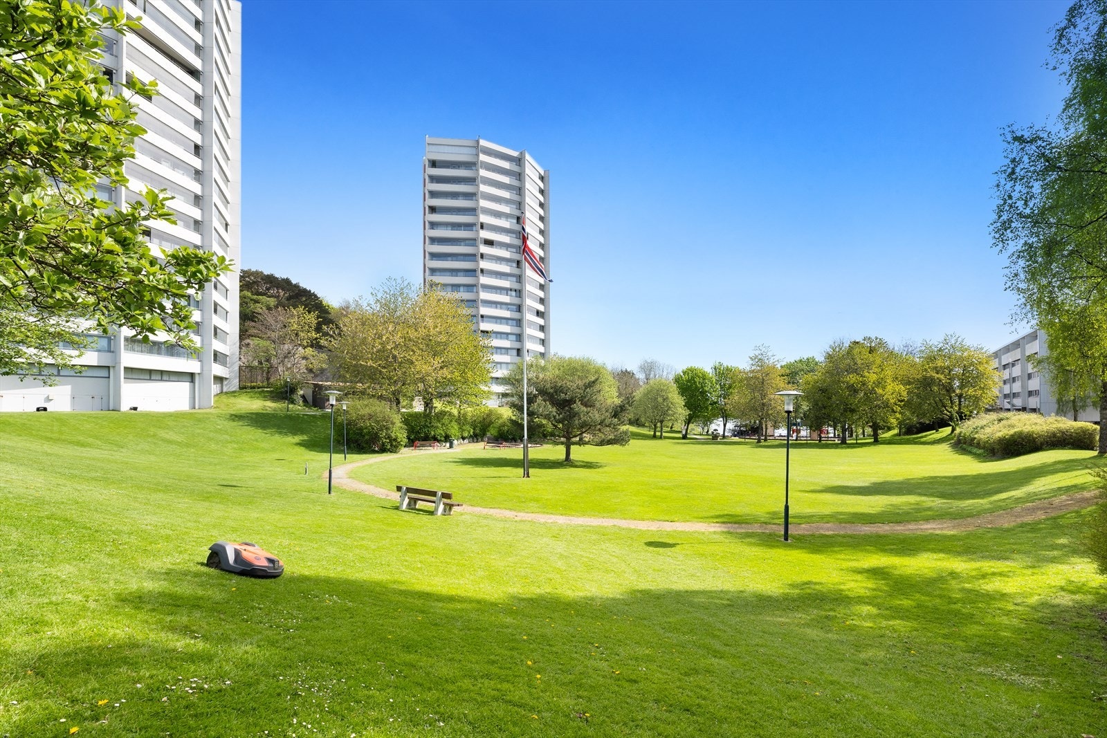 Til leiligheten hører det med en disponibel kjellerbod på ca. 3 kvm, i tillegg til lagringsplass i en fellesbod. Galleribilde