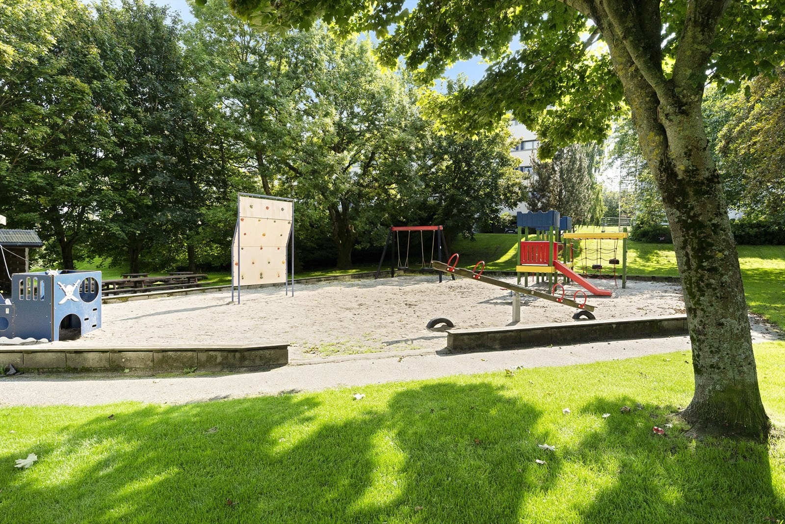 Blant fasilitetene finner du store fellesarealer med grillplass, selskapslokale, gjestehybler og felles parkeringsplasser. Galleribilde